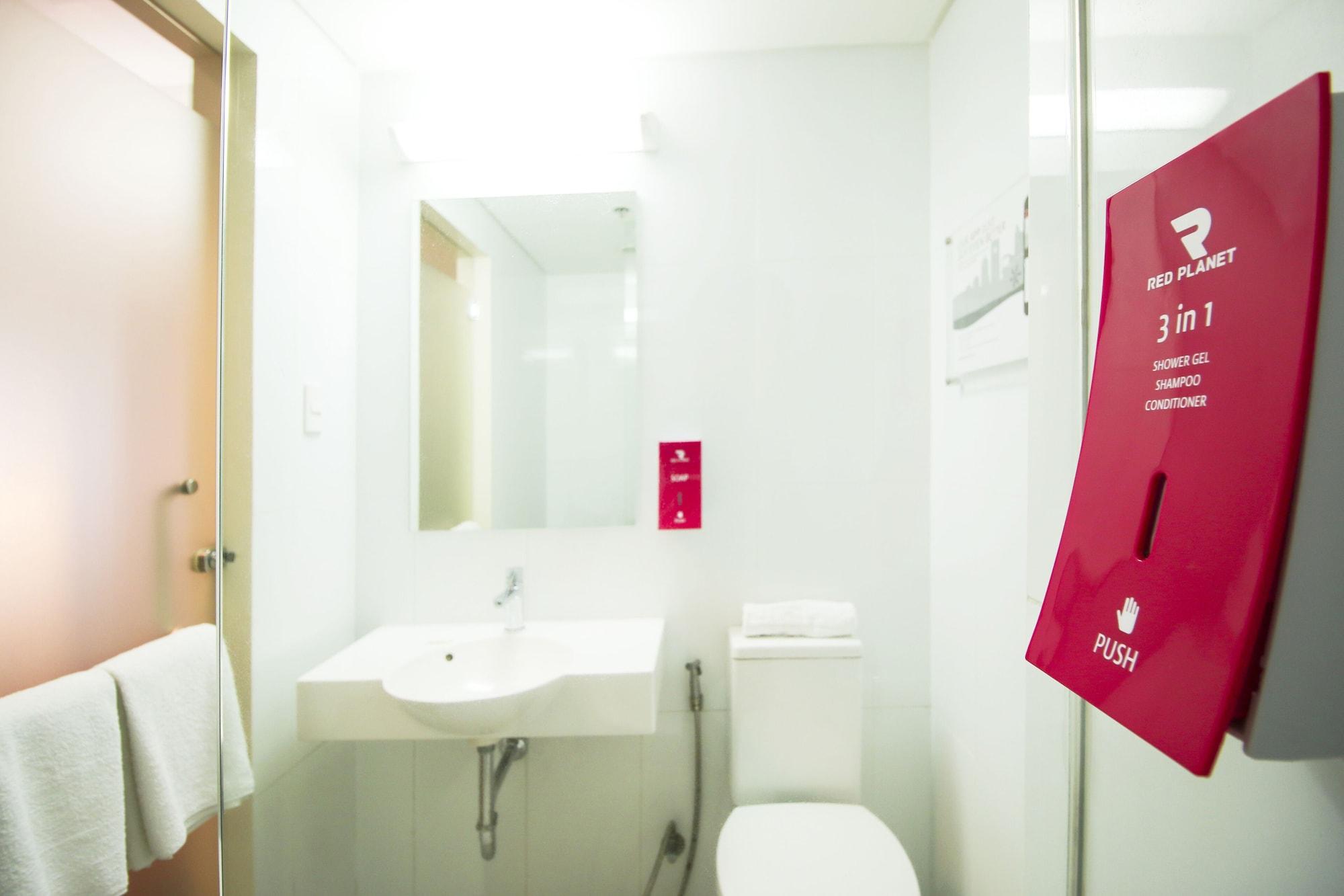 Red Planet Manila Malate Mabini Otel Dış mekan fotoğraf