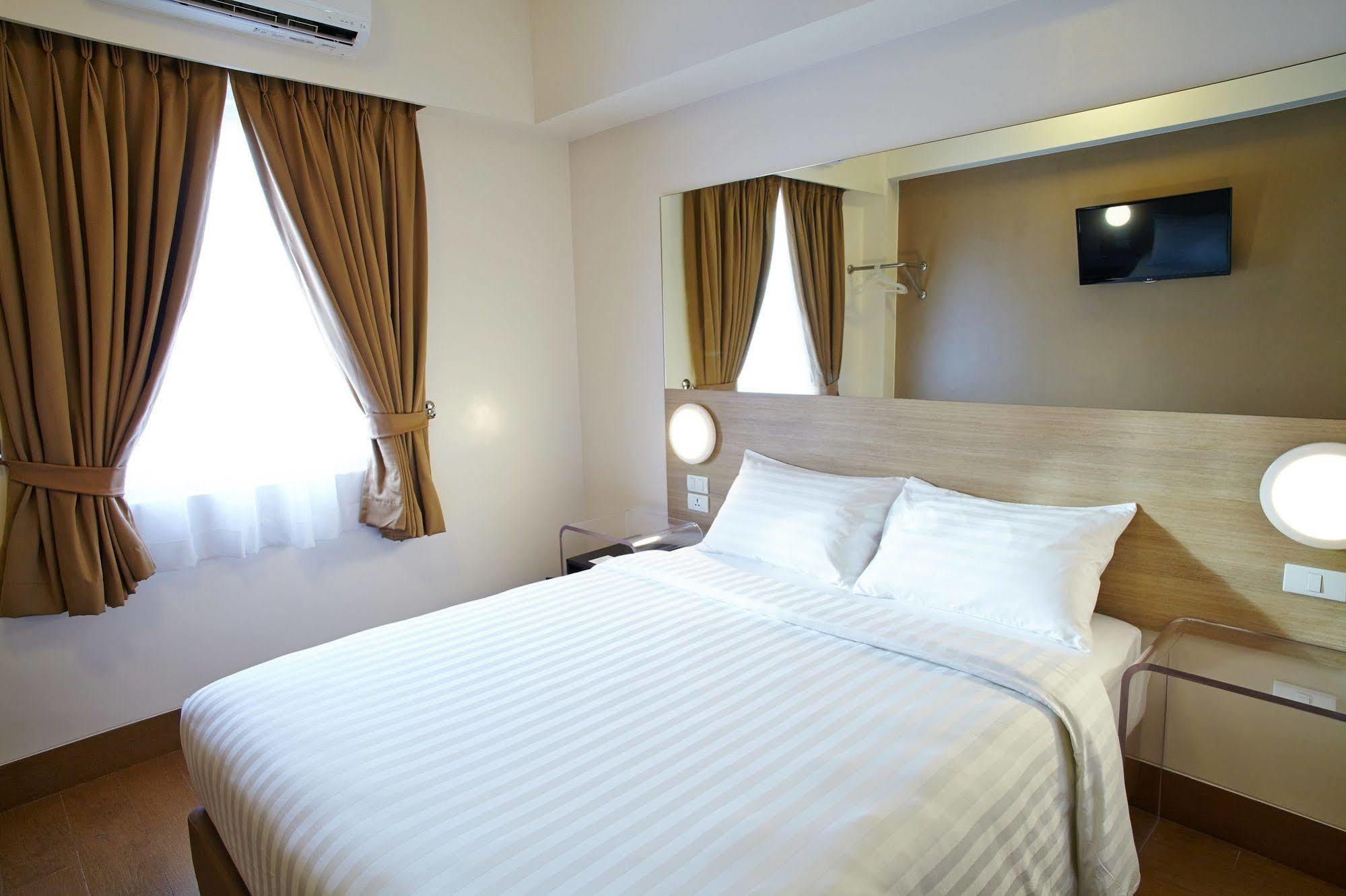 Red Planet Manila Malate Mabini Otel Dış mekan fotoğraf